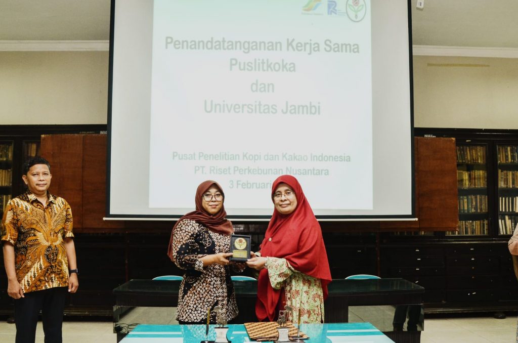 Universitas Jambi dan Pusat Penelitian Kopi dan Kakao Indonesia menandatangani MoU dan Perjanjian Kerjasama untuk bekerja sama dalam bidang penelitian dan pengembangan kopi dan kakao.