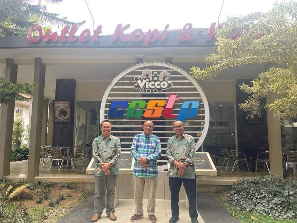 Mungkin gambar 3 orang dan teks