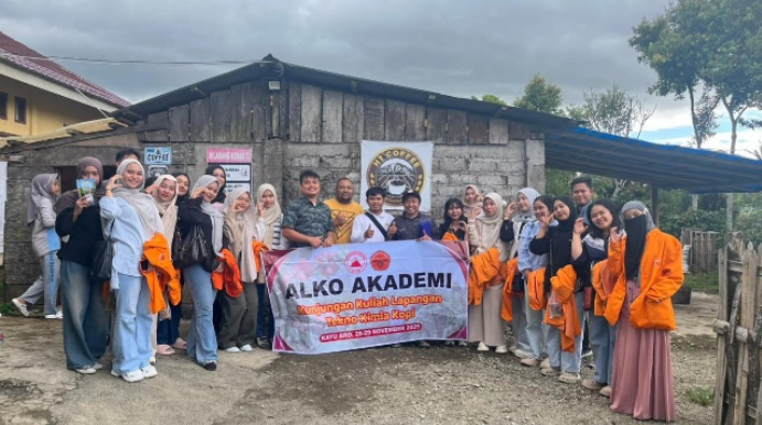 PUI PT-E2KOLIM Universitas Jambi Melalui Kuliah Tekno Kimia Kopi Laksanakan Kuliah Lapangan di Kerinci